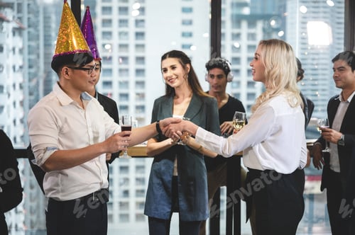 Visualização: empresário e parceiro de negócios: equipe de sucesso, feliz e divertida na festa de celebração do grupo