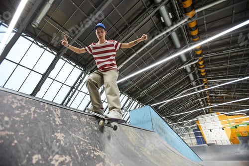 Preview: Teenager skateboarding