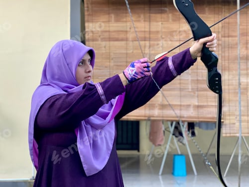 Preview: Young woman doing archery