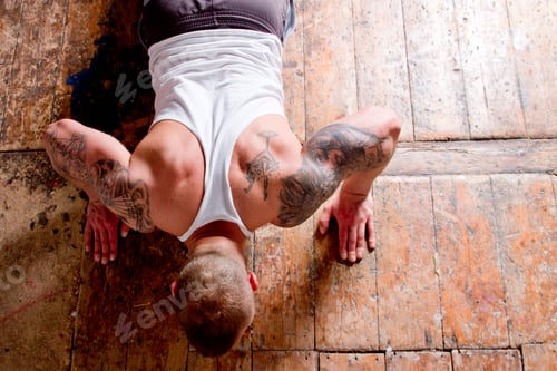 Preview: Young man doing press ups, overhead view