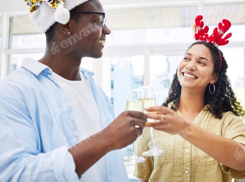 Visualização: Mulher, homem e brinde com champanhe no Natal, festa no escritório e bebida comemorativa com aplausos para o cul