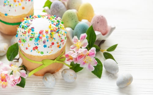 Preview: Delicious easter cakes decorated with colorful sprinkles and eggs on white table