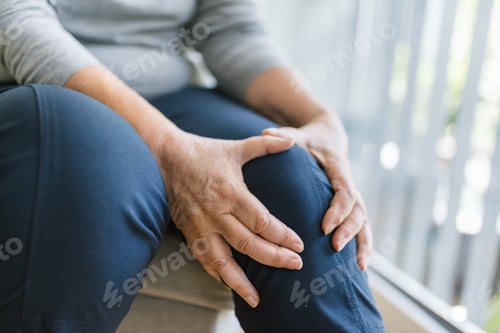 Preview: Senior woman holding her painful knee
