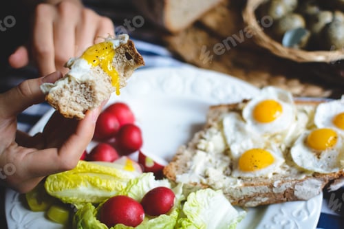 Preview: Quail eggs on bread with butter