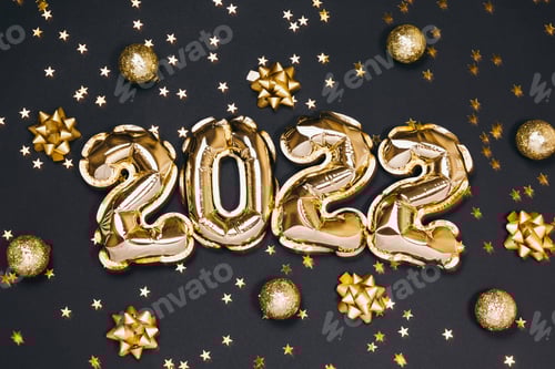 Visualização: Cartão de comemoração de ano novo. Balões de folha de ouro número 2022 e decoração de festa em fundo preto