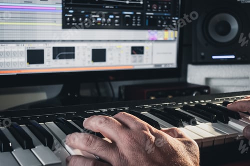 Preview: Keyboard and Music Production Software in Studio