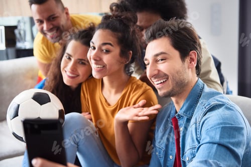 Preview: Side view of smiling friends taking selfie together