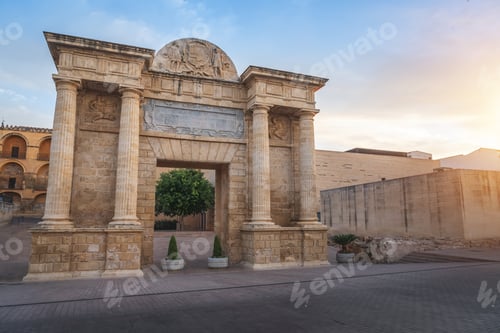 Preview: Puerta del Puente (Gate of the Bridge) at sunrise - Cordoba, Andalusia, Spain