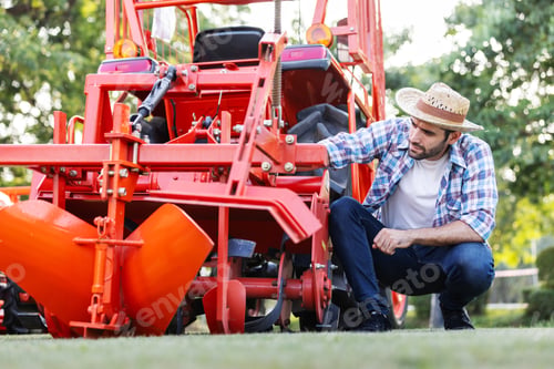 Preview: Farmers inspect machinery at machinery show