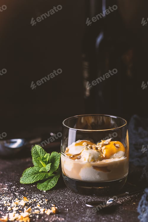 Preview: Ice cream with caramel topping