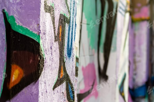 Visualização: fundo abstrato com desenhos infantis nas paredes de um prédio abandonado