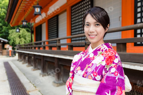 Preview: Woman wearing kimono at temple