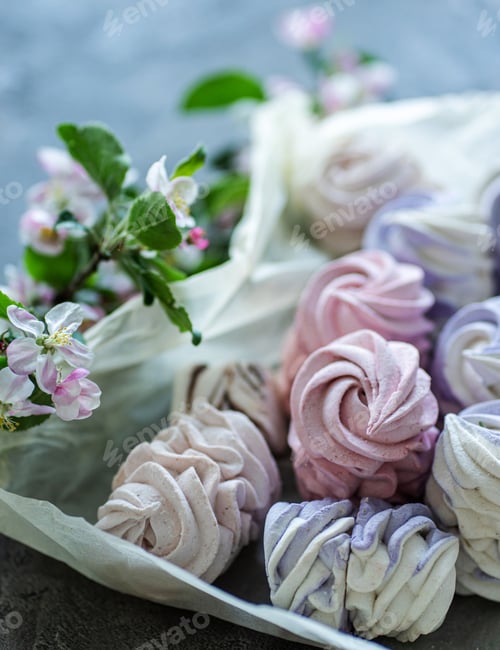 Preview: Delicious marshmallow with spring flowers