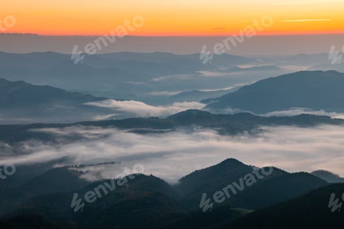 Vorschau: Neblige Morgendämmerung in den Bergen. Wunderschöne Herbstlandschaft