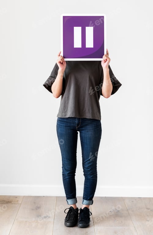 Preview: Girl holding a purple pause icon