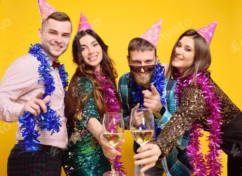 Visualização: grupo ou companhia de amigos em chapéus de festa e jibóias coloridas se divertindo e taças de champanhe em um