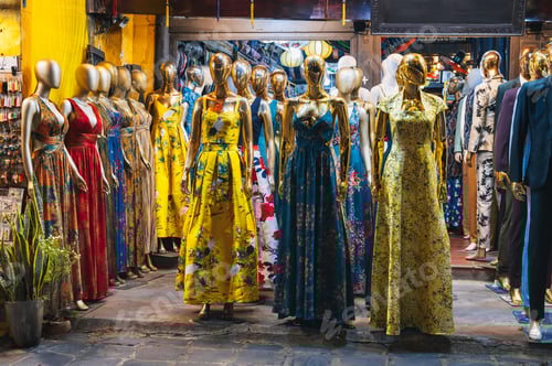 Preview: Fashionable clothes on mannequins in an Asian store.