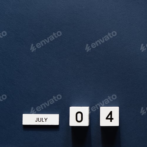 Visualização: Calendário de madeira de 4 de julho com data em fundo azul. Dia da Independência Americana.