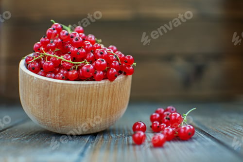 Preview: Useful red currants in a wooden bowl. The concept is healthy foo