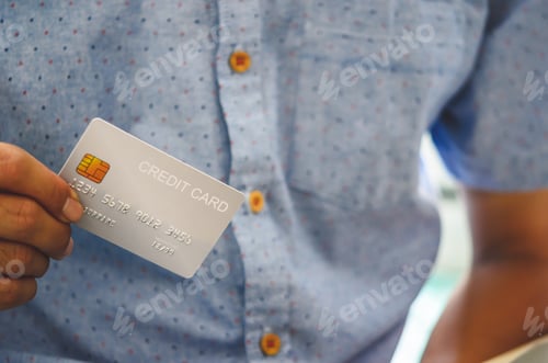 Visualização: man hand holding credit cards