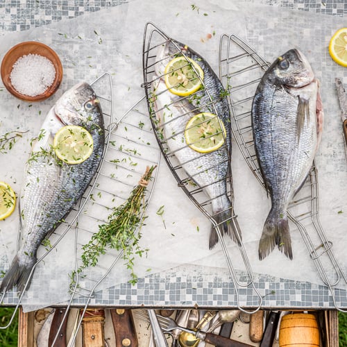Preview: Seasoning freshly caught sea bream with salt and lemon