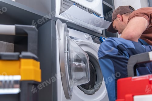 Vista previa: Técnico repara una lavadora rota