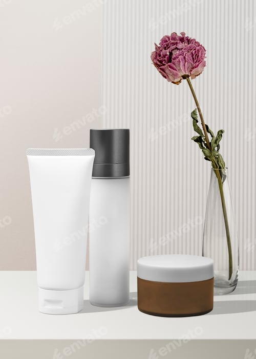 Preview: Beauty and skincare products in a bathroom
