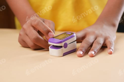 Preview: close up of man hand using pulse oximeter