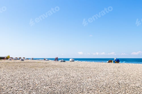Visualização: praia de calhau na cidade de Batumi em um dia ensolarado de outono