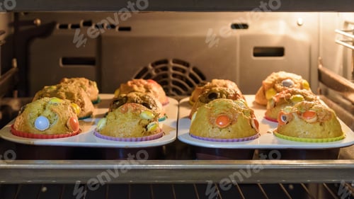 Preview: Baked muffins in the oven