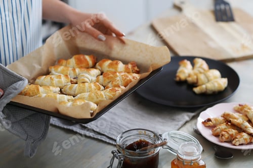Preview: Woman cooking