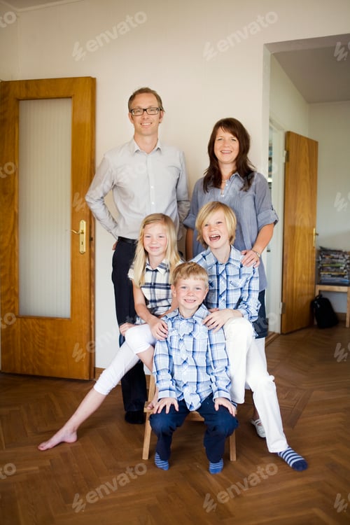 Preview: Portrait of cheerful family in corridor at home