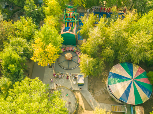 Visualização: vista aérea superior do parque da cidade caorusel com crianças felizes nas férias de verão f