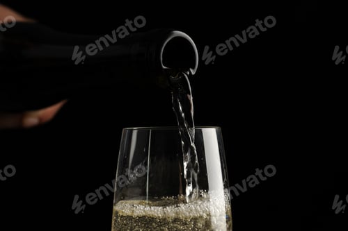 Preview: A glass of champagne on a black background