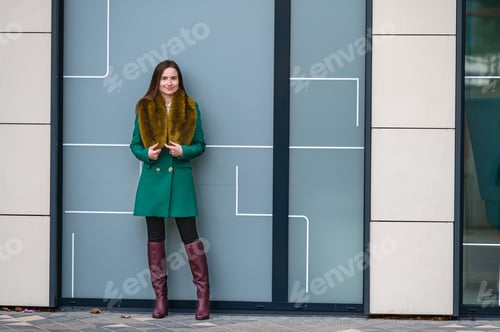Preview: portrait of an elegantly dressed business woman at a glazed building in a financial district
