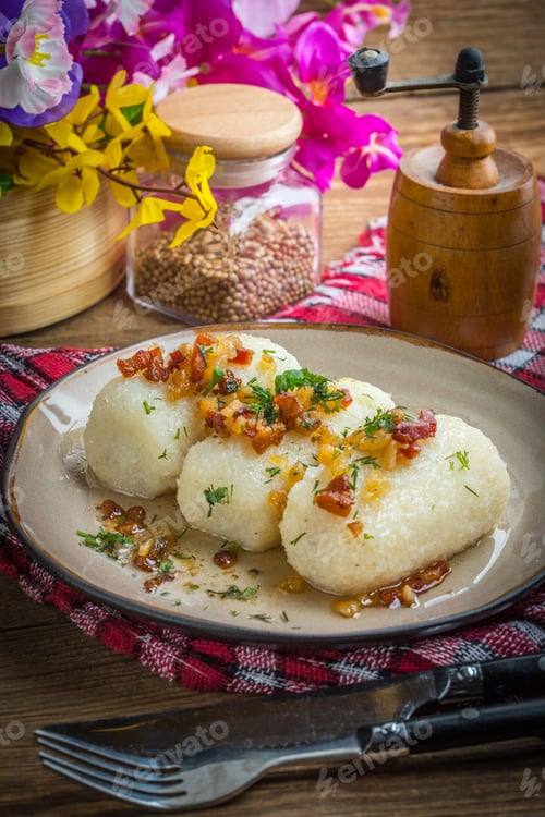 Preview: Potato dumplings stuffed with minced meat.