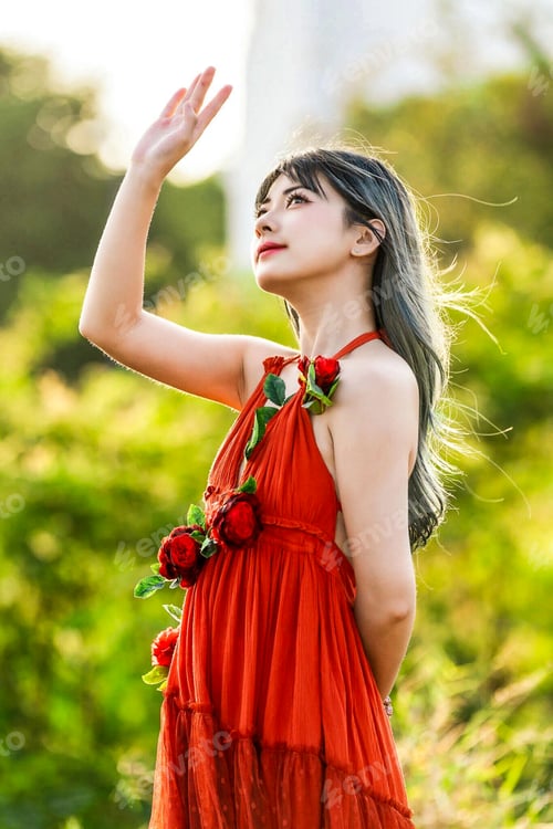 Preview: Beautiful Portrait of Young & Elegant Woman Posing