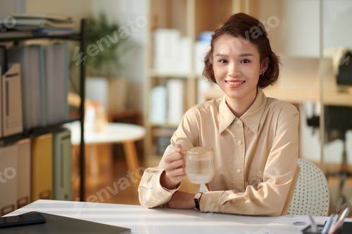 Preview: Businesswoman Drinking Cup of Tea