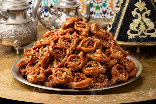 Preview: Plate with traditional Moroccan fresh baked chebakia close up for Ramadan