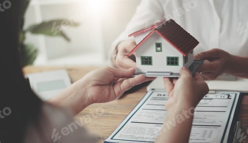 Preview: Real estate broker has given the house to customers who bought the house with insurance, Negotiating