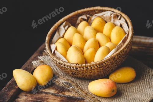 Preview: Ripe mangoes in a basket