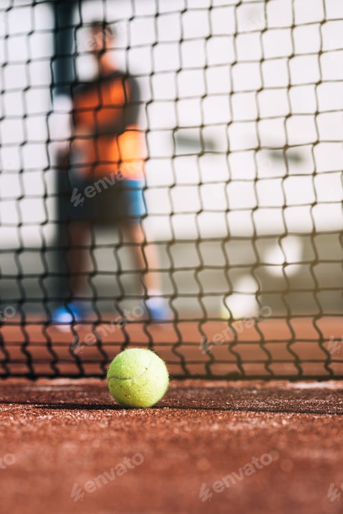 Preview: Man playing padel
