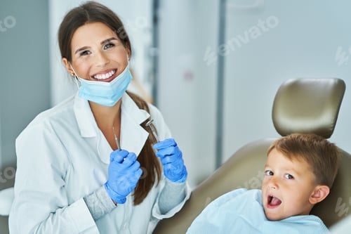 Preview: Little boy and female dentist in the dentists office