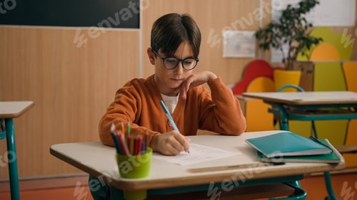 Visualização: De volta às aulas, educação primária, estudando menino caucasiano, filho pequeno, garoto, estudante, garoto.