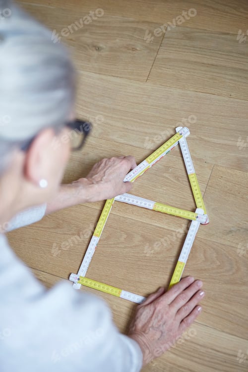 Preview: Woman with house shaped tape measure on floor