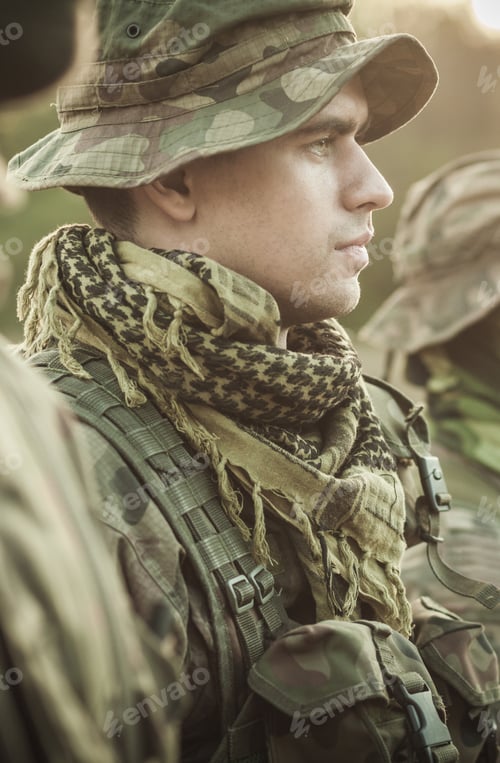 Preview: Serious Man in Camouflage Gear and Hat