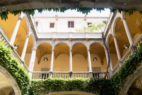 Preview: Barcelona (Spain): historic courtyard