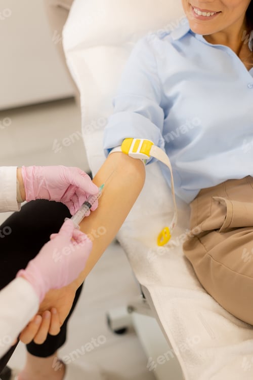 Preview: Patient receiving a blood draw in a medical clinic with a calm atmosphere and professional care