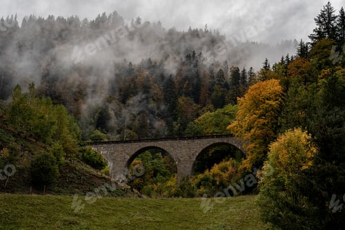 Vorschau: Die alte, nebelbedeckte Eisenbahnbrücke über die Ravennaschlucht in Breitnau, Deutschland