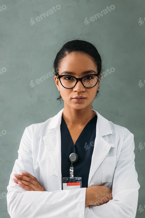 Preview: Portrait of a serious medical worker standing with crossed arms and looking at camera